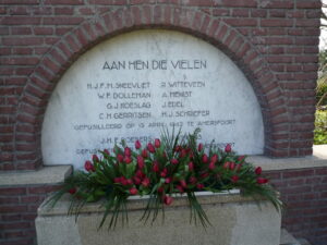 Op 10 april vond de jaarlijkse Sneevliet herdenking plaats, waarbij belangstellenden rode tulpen bij het monument plaatsten.