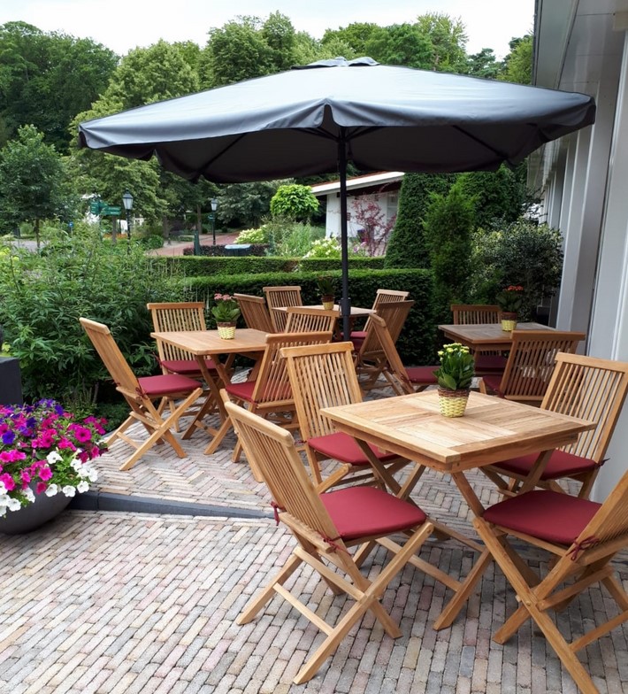 Terras bij Petit Café op zondag open​