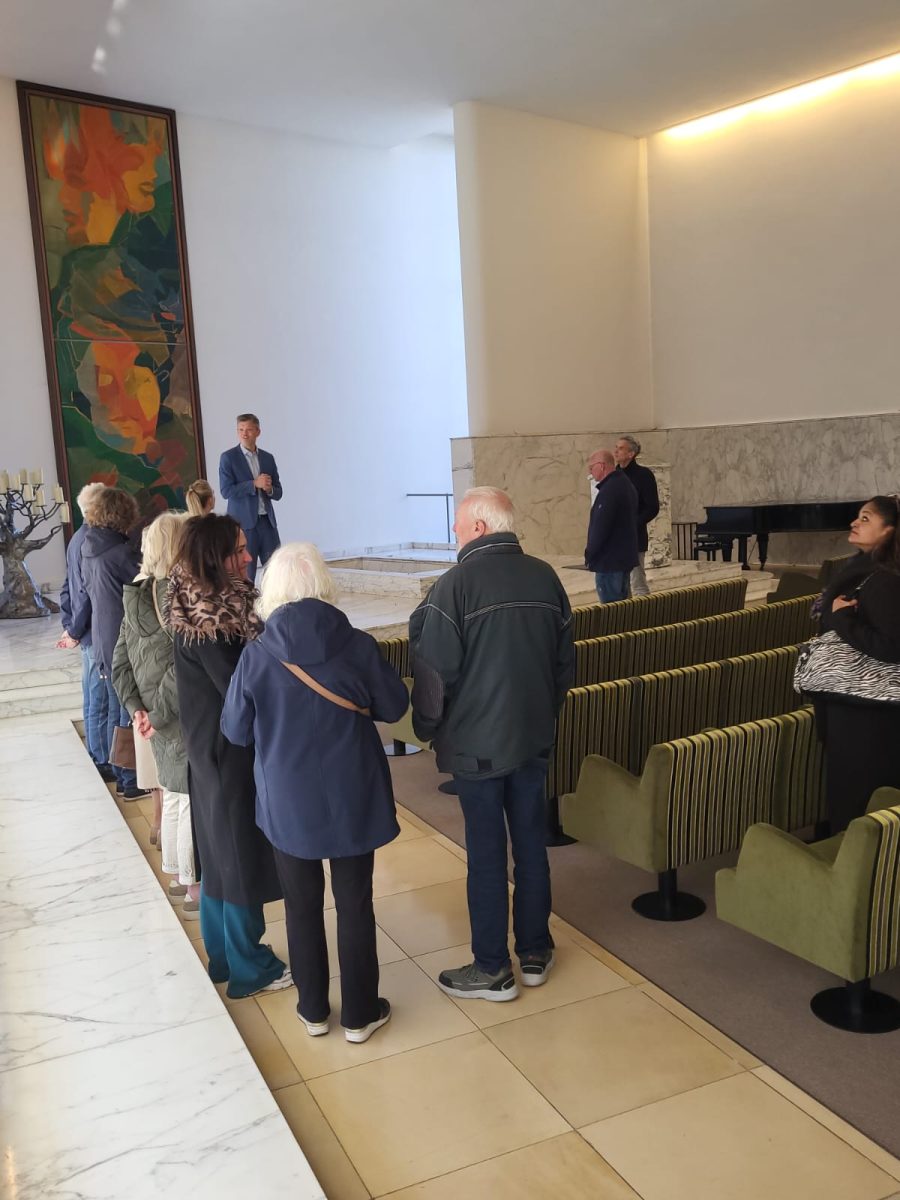 Enthousiaste bezoekers tijdens wandeling