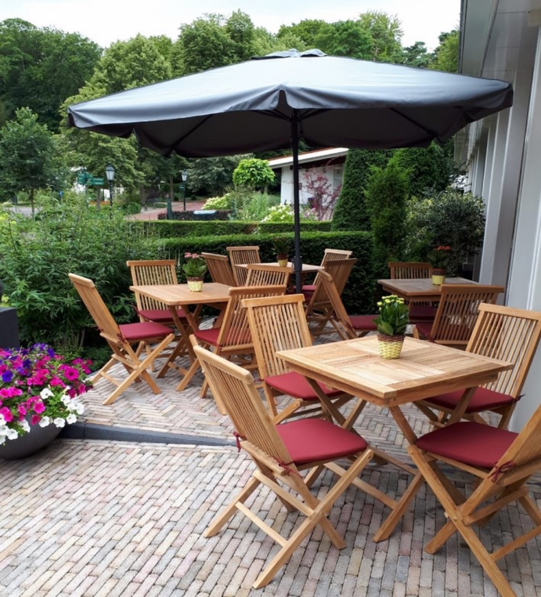 Terras bij Petit Café op zondag open​