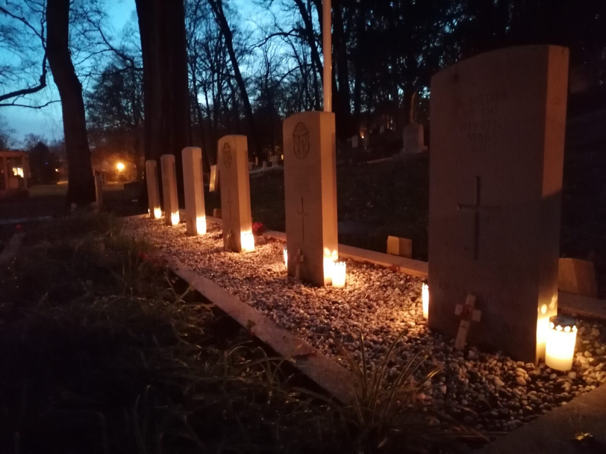 Lichtjes op oorlogsgraven op 24 december